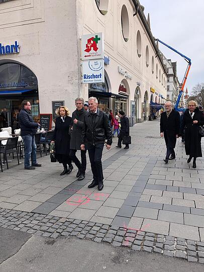 Ernste Miene bei der sonst so strahlenden Michaela May.