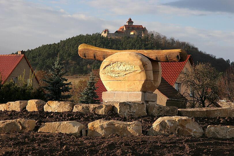 Weithin sichtbar: Wurst in der Semmel weist den Weg zum Bratwurstmuseum in Holzhausen.