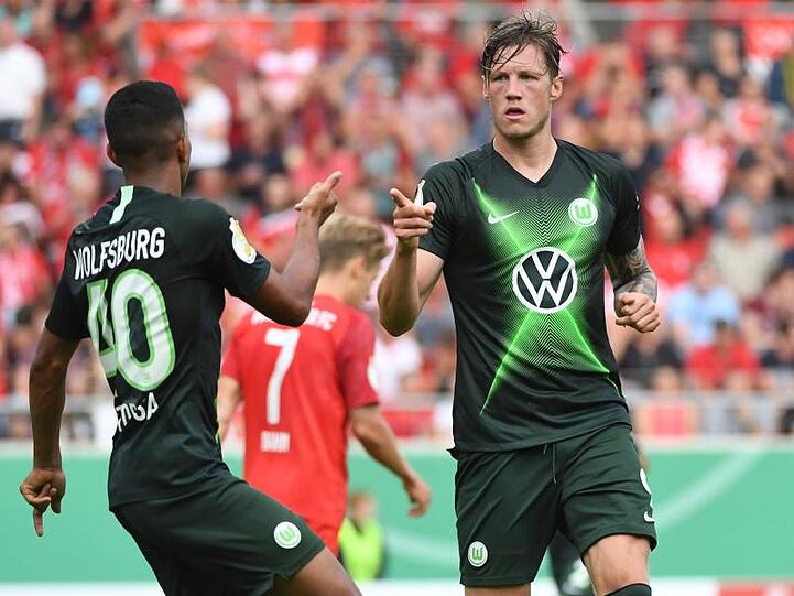 Wout Weghorst (r) soll in Wolfsburg die Tore machen.