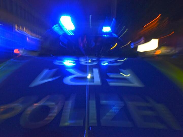 Ein Polizeifahrzeug steht mit Blaulicht auf der Straße. Foto: Patrick Seeger/dpa/Symbolbild