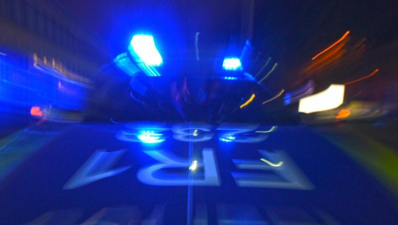 Ein Polizeifahrzeug steht mit Blaulicht auf der Straße. Foto: Patrick Seeger/dpa/Symbolbild Ein Polizeifahrzeug steht mit Blaulicht auf der Straße. Foto: Patrick Seeger/dpa/Symbolbild