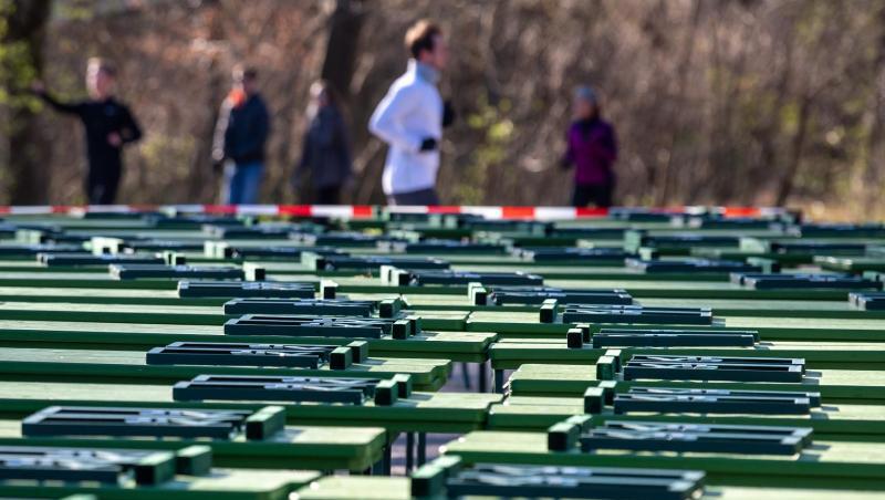 Jogger laufen im Englischen Garten durch den gesperrten Biergarten am chinesischen Turm. Foto: Peter Kneffel/dpa/Archivbild Jogger laufen im Englischen Garten durch den gesperrten Biergarten am chinesischen Turm. Foto: Peter Kneffel/dpa/Archivbild