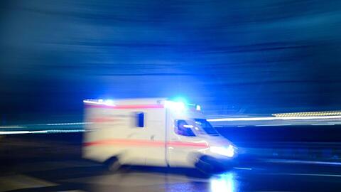 Krankenwagen mit Blaulicht. Foto: Lukas Schulze/dpa/Symbolbild