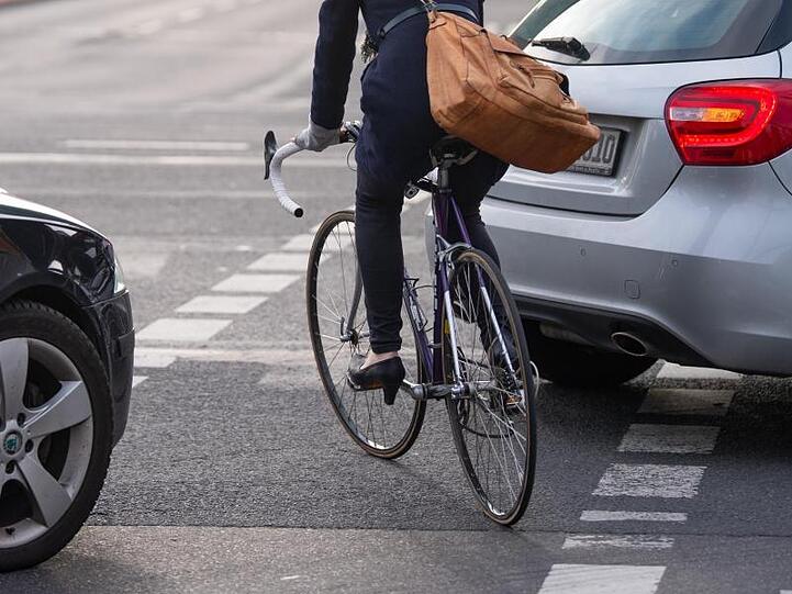 Auf dem Fahrradweg zwischen den Autos hindurch. Neue Vorschriften sollen das Radfahren sicherer machen.