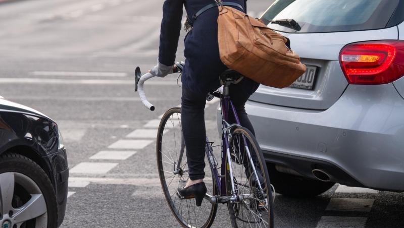 Auf dem Fahrradweg zwischen den Autos hindurch. Neue Vorschriften sollen das Radfahren sicherer machen. Auf dem Fahrradweg zwischen den Autos hindurch. Neue Vorschriften sollen das Radfahren sicherer machen.