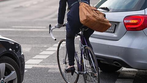 Auf dem Fahrradweg zwischen den Autos hindurch. Neue Vorschriften sollen das Radfahren sicherer machen.