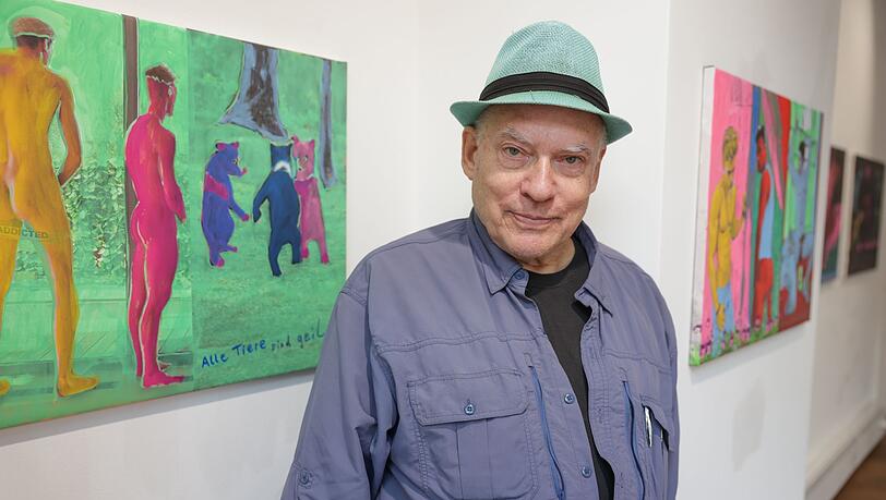 Der Regisseur Rosa von Praunheim steht in seiner neuen Ausstellung "nackte Männer - nackte Tiere" in der Galerie Mond.