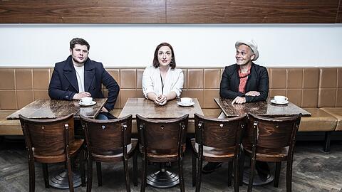 Zuletzt mussten sie in der Lach- und Schießgesellschaft sogar die Gastronomie selbst schmeißen: Sebastian Fritz, Christl Sittenauer und Frank Klötgen.
