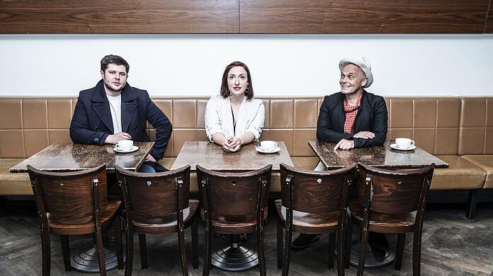 Zuletzt mussten sie in der Lach- und Schießgesellschaft sogar die Gastronomie selbst schmeißen: Sebastian Fritz, Christl Sittenauer und Frank Klötgen.