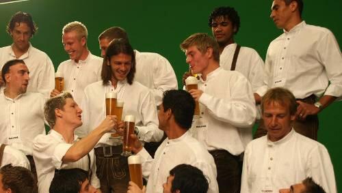 1996 vervollständigte Jürgen Klinsmann den Satz „Ich sehe in Lederhosn aus wie...“ mit „ein Fast-Bayer“. Hier schaut er einen echten Bayern an, Philipp Lahm. 1996 vervollständigte Jürgen Klinsmann den Satz „Ich sehe in Lederhosn aus wie...“ mit „ein Fast-Bayer“. Hier schaut er einen echten Bayern an, Philipp Lahm.