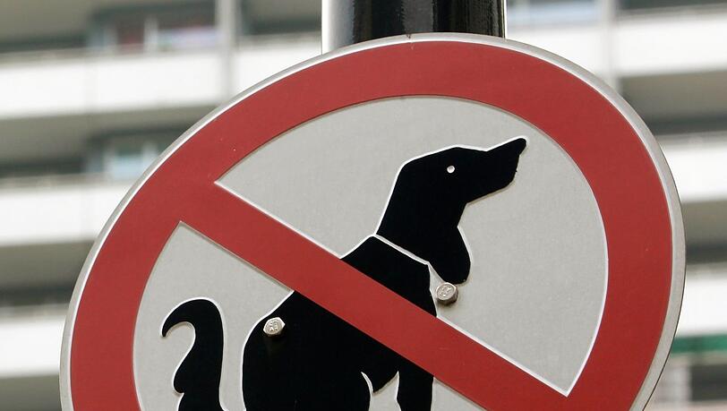 Ein Verbotsschild für Hunde, die ihr Geschäft erledigen wollen.