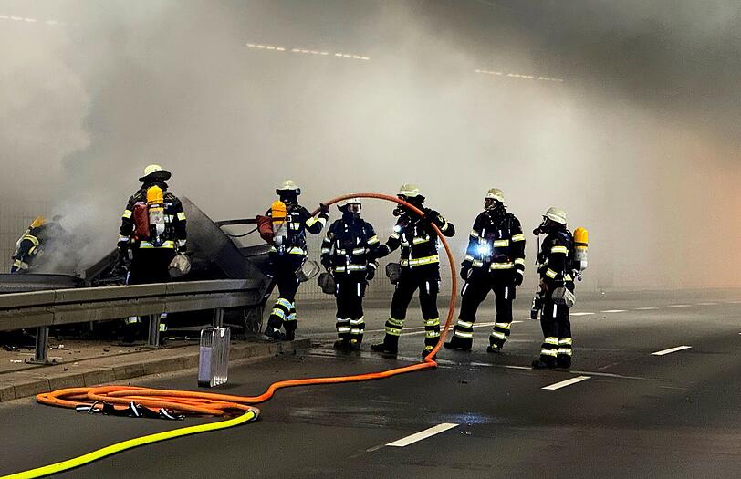 Der Fahrer konnte sich selbstst&auml;ndig aus dem Wagen retten und in Sicherheit bringen. Aufgrund der starken Rauchentwicklung musste der Tunnel vollst&auml;ndig gesperrt werden.