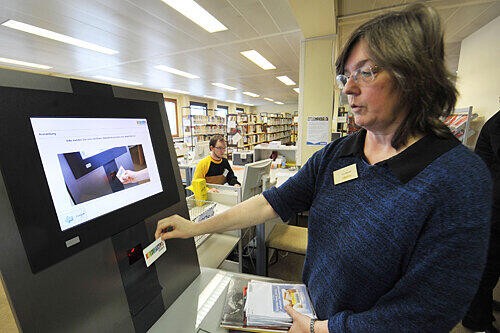 Meta Bischoff, die Leiterin der Musikbibliothek, demonstriert den einfach zu handhabenden Buch-Scanner.