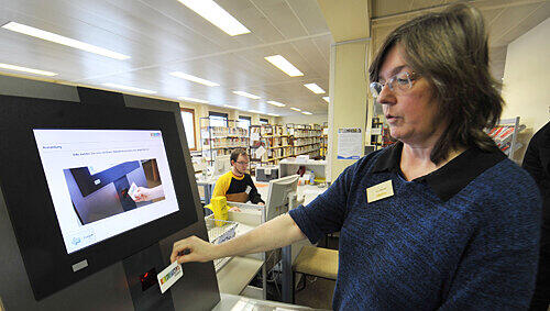 Meta Bischoff, die Leiterin der Musikbibliothek, demonstriert den einfach zu handhabenden Buch-Scanner. Meta Bischoff, die Leiterin der Musikbibliothek, demonstriert den einfach zu handhabenden Buch-Scanner.