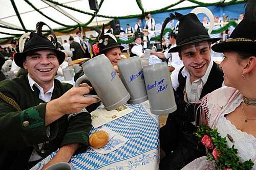 Die historische Wiesn: Nur hier gibt's auf der Theresienwiese Bier aus Steinkrügen