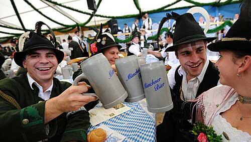 Die historische Wiesn: Nur hier gibt's auf der Theresienwiese Bier aus Steinkrügen