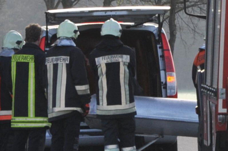 Bei Altötting ist ein Pkw-Fahrer von der Fahrbahn abgekommen und gegen einen Baum geprallt. Der Mann starb noch an der Unfallstelle. Die Bilder vom Horror-Unfall