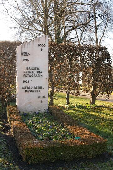 Das Grab der Eltern von Witwe Simone Rethel-Heesters. Es liegt auf dem Nordfriedhof in der Nähe der Aussegnungshalle. Hier soll auch Jopie Heesters&rsquo; letzte Ruhestätte sein.