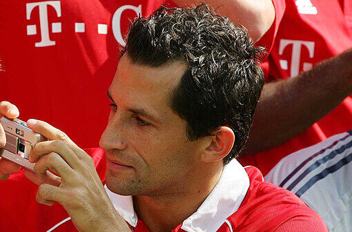 HASAN SALIHAMIDZIC

Genannt &bdquo;Brazzo&ldquo;, Bürschchen. Kam 1998 als Ergänzungsspieler vom HSV. Ging 2007 als Stimmungskanone und &bdquo;halber Münchner&ldquo; zu Juventus. Gab in 234 Spielen immer hundert Prozent, auf Vereinsfeiern gerne auch mehr. Legendär: Sein Anschlagsversuch mit Scholl auf Uli Hoeneß, dem beide einst in Kaiserslautern eine Bierdusche verpassen wollten. Hoeneß obsiegte verbal (&bdquo;Hasan, die Hose! Ich kann doch nicht mit Trainingshose ins Sportstudio!&ldquo;), zog sich beim Fluchtversuch aber einen Muskelfaserriss zu.