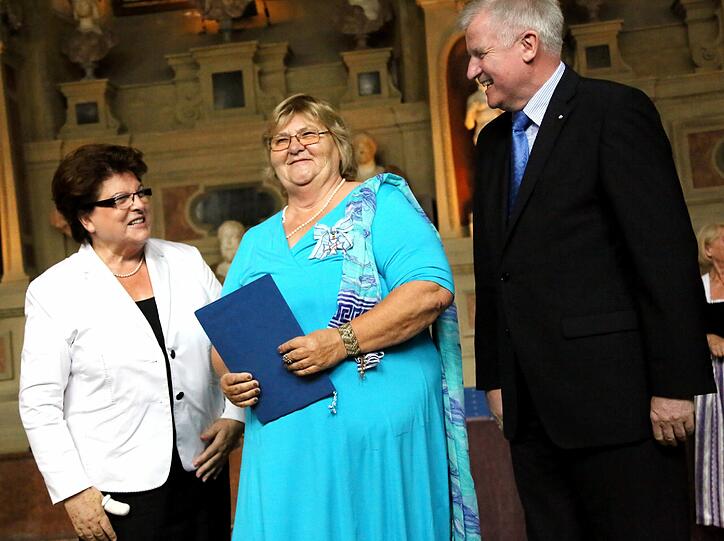 Hildegund Fleischhauer mit Barbara Stamm Am Mittwoch wurde in München der Bayerischen Verdienstorden vom bayerischen Ministerpräsidenten, Horst Seehofer, an 20 Bürgerinnen und 30 Bürger verliehen.