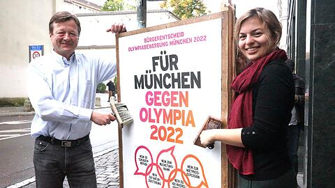 "Für München - gegen Olympia 2022" - so lautet der Slogan der Olympiagegner. Christian Hierneis und Katharina Schulze bei der Präsentation der Plakate.
