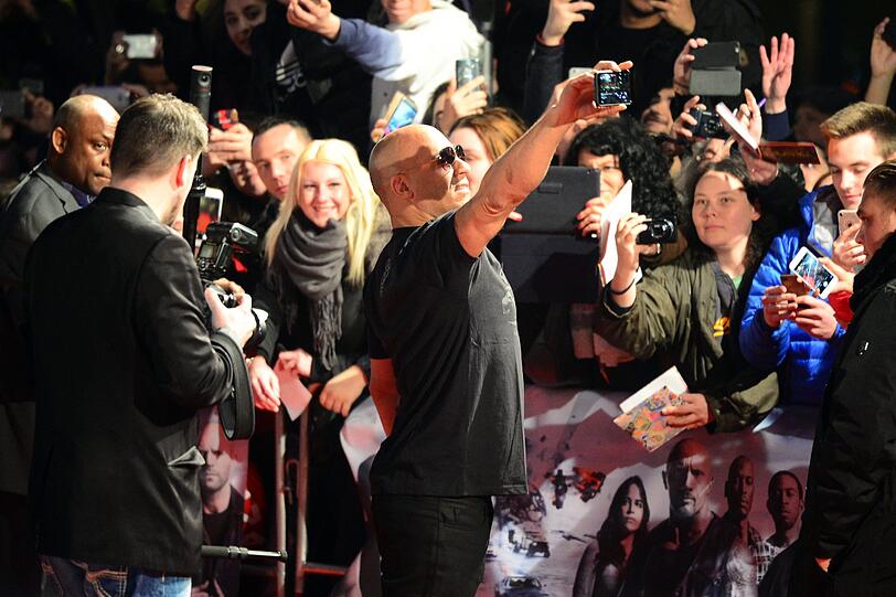 Action-Star Vin Diesel macht am 04.04.2017 in Berlin bei seiner Ankunft zur Premiere des Films "Fast & Furious 8" Selfies mit Fans.
