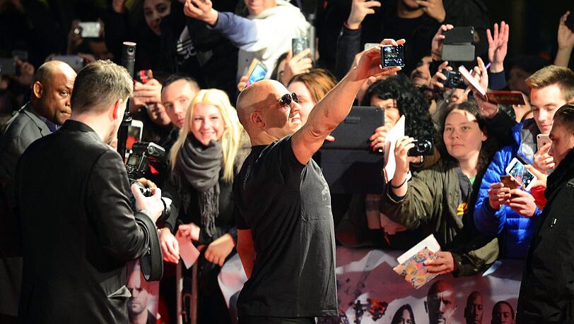 Action-Star Vin Diesel macht am 04.04.2017 in Berlin bei seiner Ankunft zur Premiere des Films "Fast & Furious 8" Selfies mit Fans. Action-Star Vin Diesel macht am 04.04.2017 in Berlin bei seiner Ankunft zur Premiere des Films "Fast & Furious 8" Selfies mit Fans.