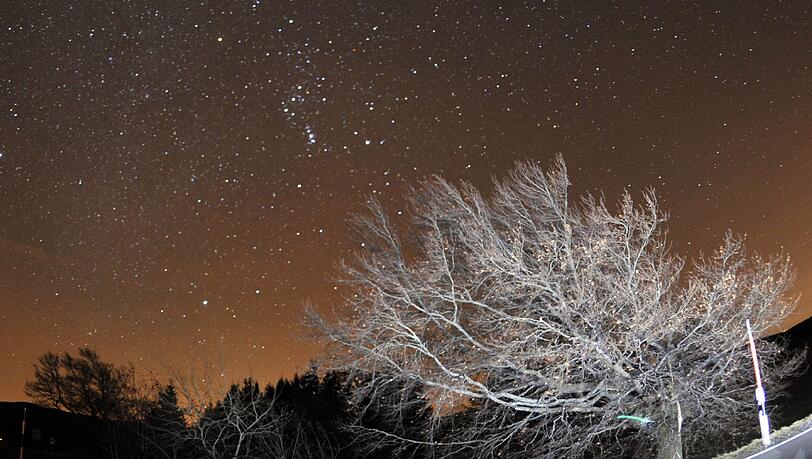 Sterne aus dem Meteorstrom der Leoniden sind auf dem Bild erkennbar. Die Aufnahme wurde mit Langzeitbelichtung gemacht. Sterne aus dem Meteorstrom der Leoniden sind auf dem Bild erkennbar. Die Aufnahme wurde mit Langzeitbelichtung gemacht.