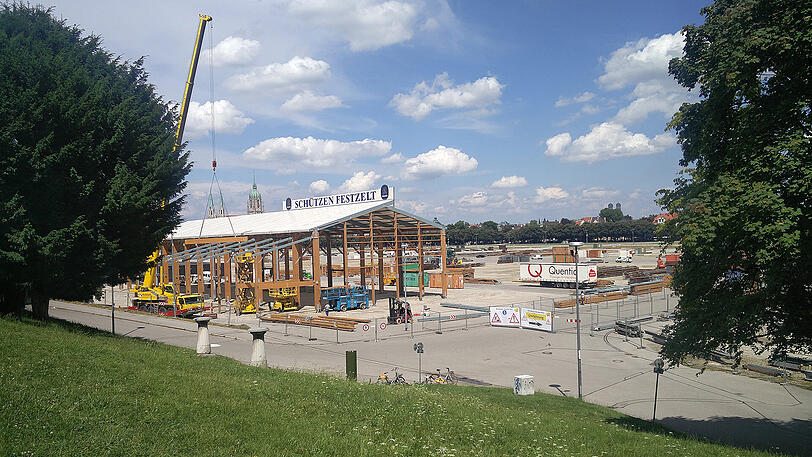 Bilder vom ersten Tag des Wiesn-Aufbaus. Bis auf das Schützenzelt ist noch nicht wirklich viel zu sehen.