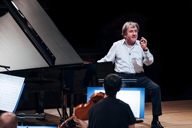 Die Münchner Philharmoniker proben mit dem Pianisten Rudolf Buchbinder auf Abstand.