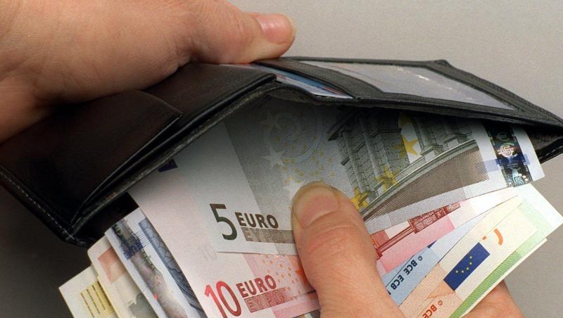 Zwei Jahre lang war 2000 finnischen Arbeitslosen je 560 Euro monatlich ausgezahlt worden. Zwei Jahre lang war 2000 finnischen Arbeitslosen je 560 Euro monatlich ausgezahlt worden.