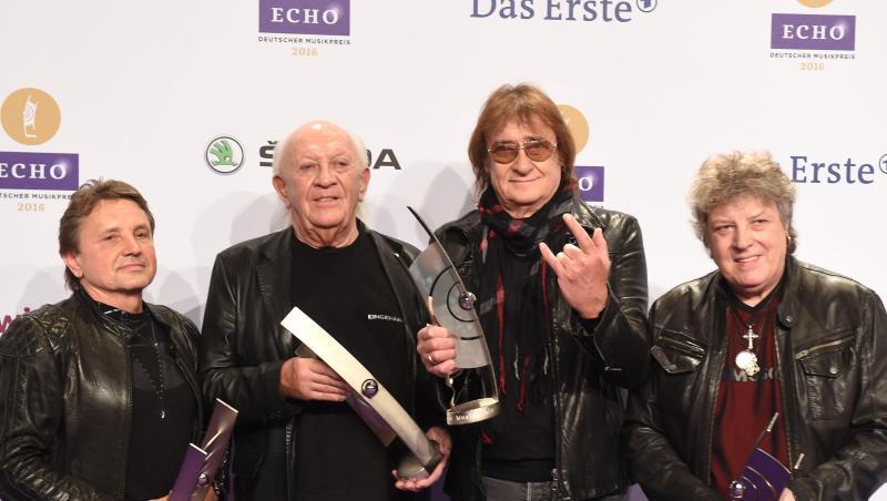 Die Puhdys mit dem Sänger Dieter Birr (2.v.r.) nach der Verleihung des Musikpreises Echo in der Kategorie "Lebenswerk". Die Puhdys mit dem Sänger Dieter Birr (2.v.r.) nach der Verleihung des Musikpreises Echo in der Kategorie "Lebenswerk".