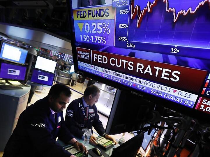 Ein Monitor in der New Yorker Börse zeigt die Kursentwicklung der US-Notenbank an.