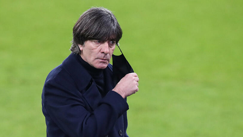 Nach der bösen 0:6-Klatsche gegen Spanien steht Joachim Löw im Fokus der Kritik.
