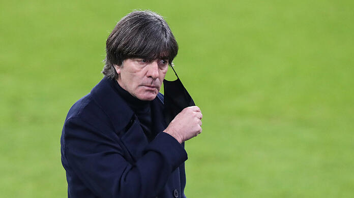 Nach der bösen 0:6-Klatsche gegen Spanien steht Joachim Löw im Fokus der Kritik.