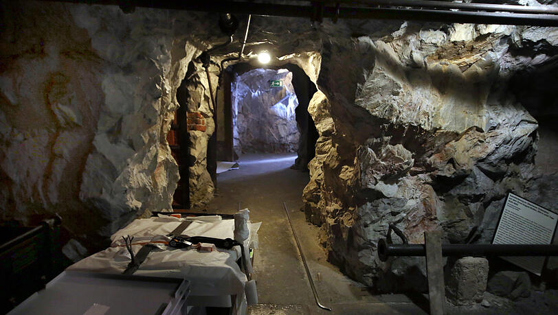 Zum Teil wurde im Bergwerk auch echtes Gestein verbaut. Es wird verpackt und aufbewahrt. Zum Teil wurde im Bergwerk auch echtes Gestein verbaut. Es wird verpackt und aufbewahrt.
