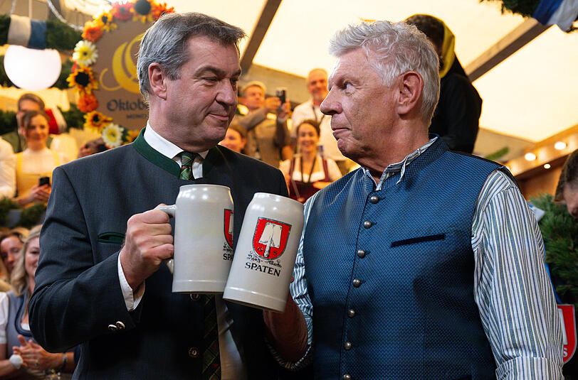 Markus Söder und Dieter Reiter prosten sich beim traditionellen Fassanstich zu.