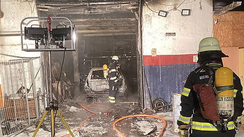 Die Feuerwehr in der ausgebrannten Werkstatt in Trudering.