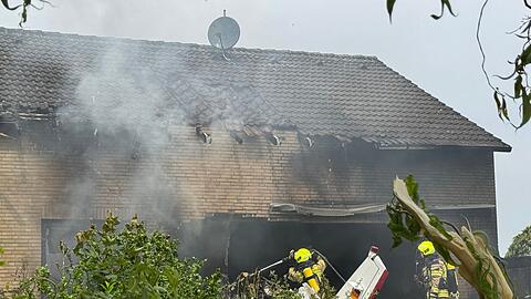 Die Feuerwehr löscht in einem Großeinsatz mit etwa 50 Kräften.