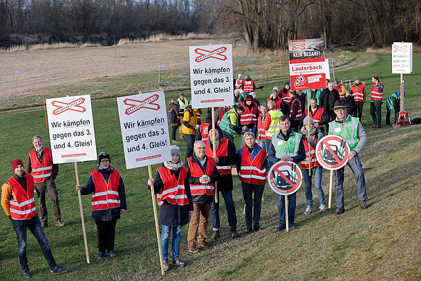Vorst&auml;nde von B&uuml;rgerinitiativen des Landkreises Rosenheim stehen 2023 bei einem Infotreffen gegen den umstrittenen Neubau der zweigleisigen Bahnstrecke durchs bayerische Inntal zusammen.  Die Neubaustrecke soll Zubringer zum Brenner-Basistunnel sein.