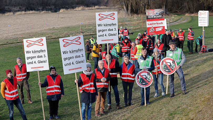 Vorst&auml;nde von B&uuml;rgerinitiativen des Landkreises Rosenheim stehen 2023 bei einem Infotreffen gegen den umstrittenen Neubau der zweigleisigen Bahnstrecke durchs bayerische Inntal zusammen.  Die Neubaustrecke soll Zubringer zum Brenner-Basistunnel sein.