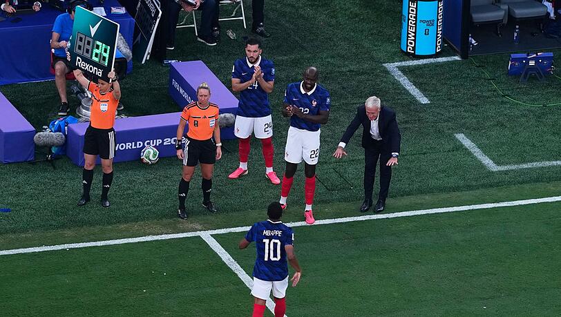 Didier Deschamps wechselte Kylian Mbappé aus - und verneigte sich. Didier Deschamps wechselte Kylian Mbappé aus - und verneigte sich.