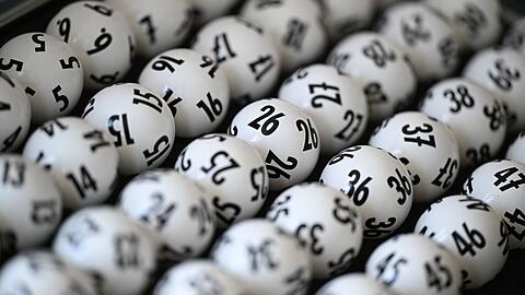 Um einen Jackpot zu knacken, muss ein Tipper die richtigen sechs Zahlen aus 49 plus die richtige Superzahl haben. (Illustration)