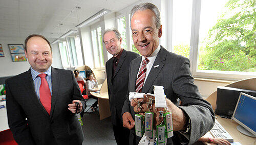 Ergo Direkt-Boss Peter M. Endres (r.) zeigt die USB-Sticks. Neben ihm Direktor Hans Gradl und dessen Vize Frank Guthmann. Ergo Direkt-Boss Peter M. Endres (r.) zeigt die USB-Sticks. Neben ihm Direktor Hans Gradl und dessen Vize Frank Guthmann.