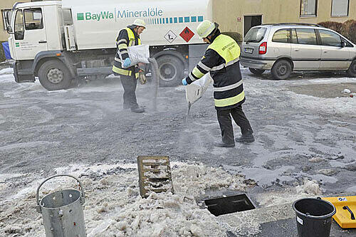 400 Liter Heizöl überfluteten die Straße.