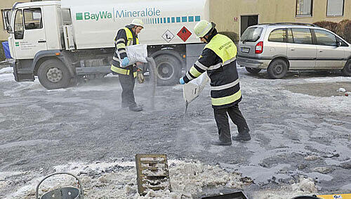 400 Liter Heizöl überfluteten die Straße. 400 Liter Heizöl überfluteten die Straße.