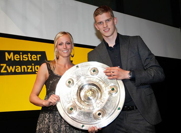 BVB-Dauerläufer Sven Bender posiert mit seiner Freundin Simone für die Fotografen.