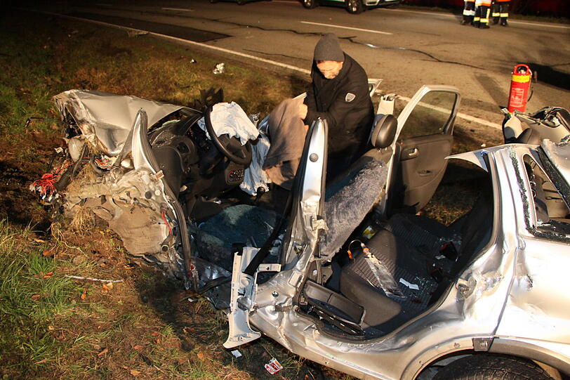 Bilder des Verkehrunfalls auf der B388, Höhe Trauperting im LKR Rottal.