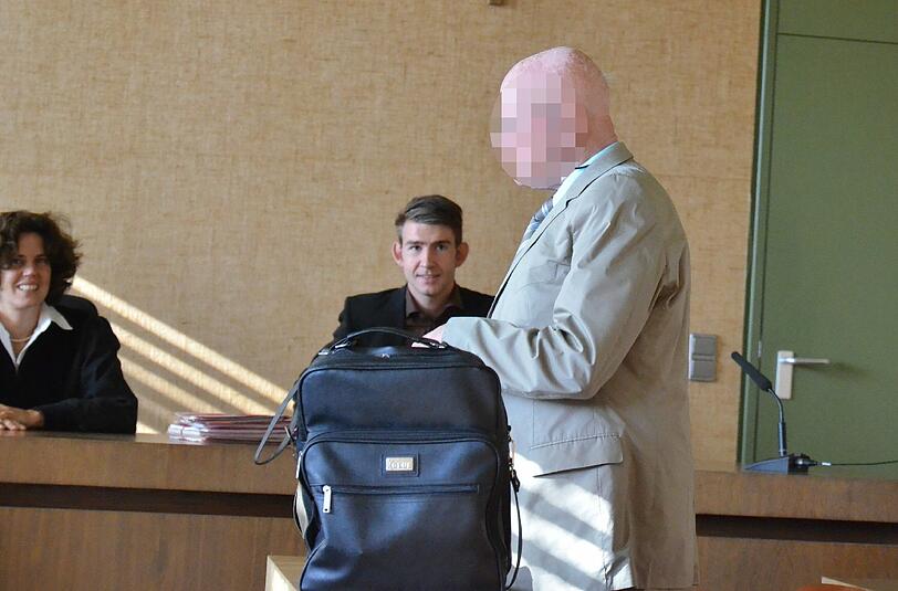 Der pensionierte Lehrer Manfred B. (82) mit einem Aktenkoffer vor dem Münchner Amtsgericht.
