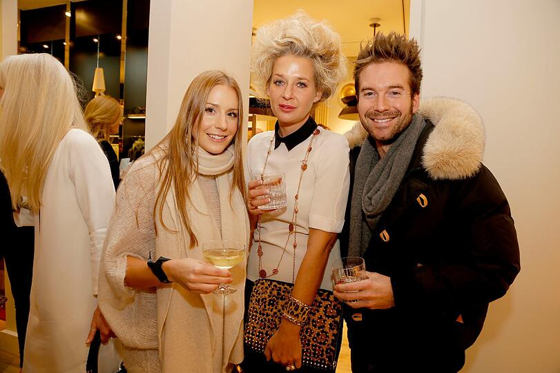 Sebastian Höffner und Freundin Patricia mit Ala Zander (Mitte)